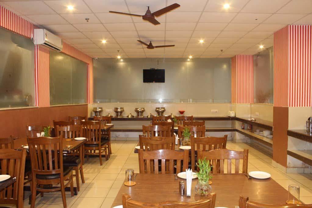 Red Carpet Hotels Noida Luaran gambar