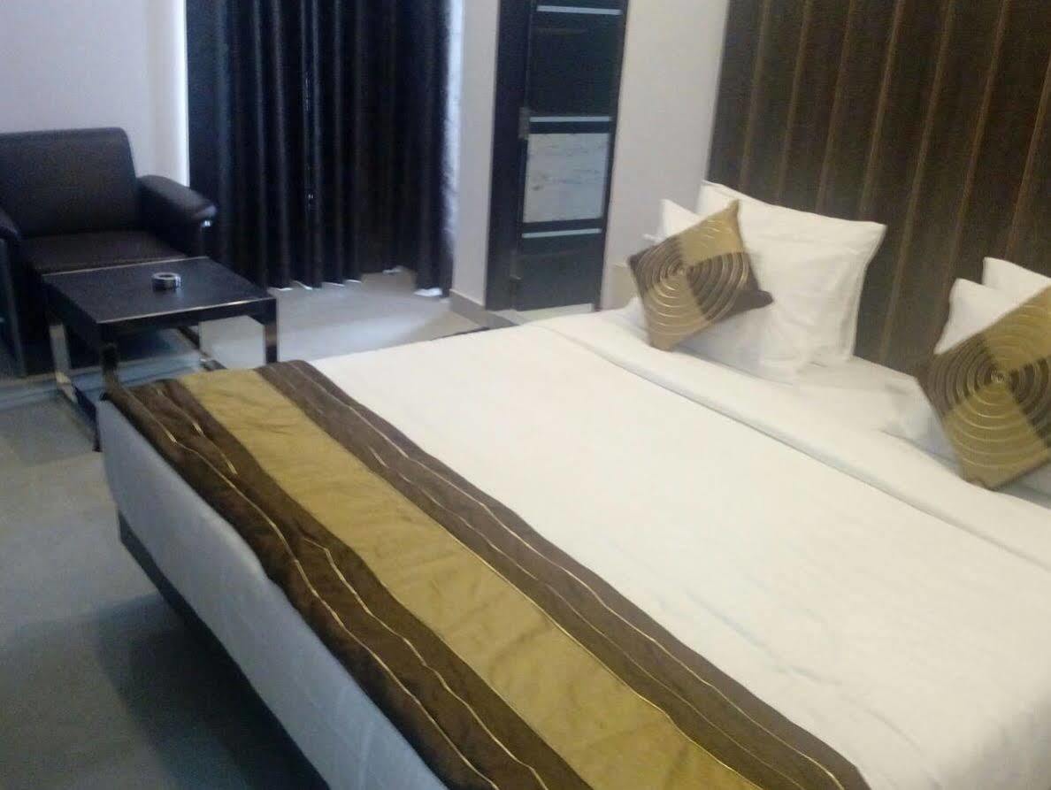 Red Carpet Hotels Noida Luaran gambar